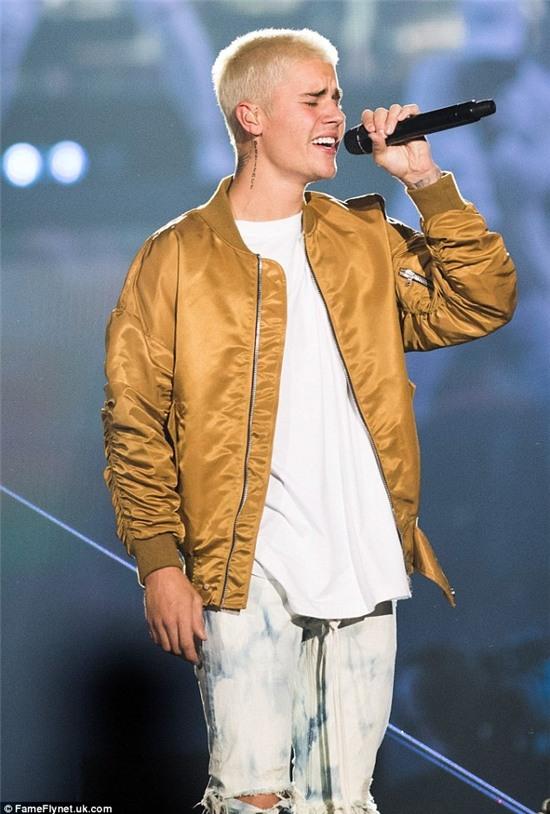 Đá nước vào vũ công, Justin Bieber trượt ngã dập mông trong concert - Ảnh 1.