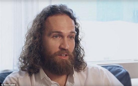 my: nguoi dan ong cuoi… iphone lam vo hinh anh 1