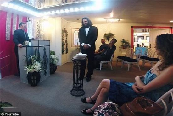 my: nguoi dan ong cuoi… iphone lam vo hinh anh 5