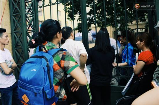 Giấu bố mẹ thi lại Đại học, thí sinh đến muộn 1 tiếng và khóc ngất ngoài cổng trường - Ảnh 4.