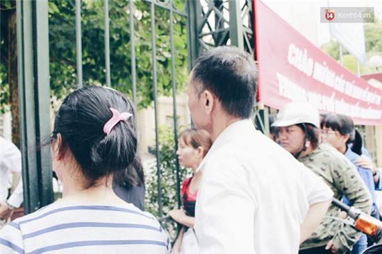 Giấu bố mẹ thi lại Đại học, thí sinh đến muộn 1 tiếng và khóc ngất ngoài cổng trường - Ảnh 5.