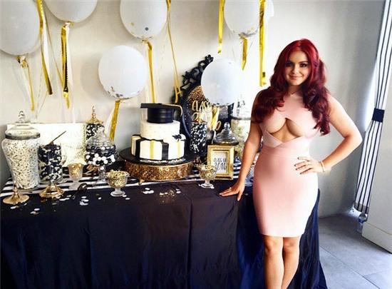 Khoe ngực kiểu cũ xưa rồi, giờ các sao Hollywood khoe ngực kiểu này cơ - Ảnh 2.