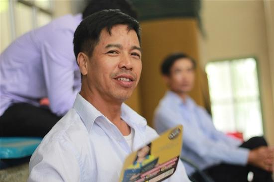 Nhà cách trường khoảng 60km nên nhiều ngày nay, ông Nguyễn Văn Vỹ (49 tuổi, Ba Vì, Hà Nội) thường xuyên dậy từ 3h sáng để đưa con đi thi