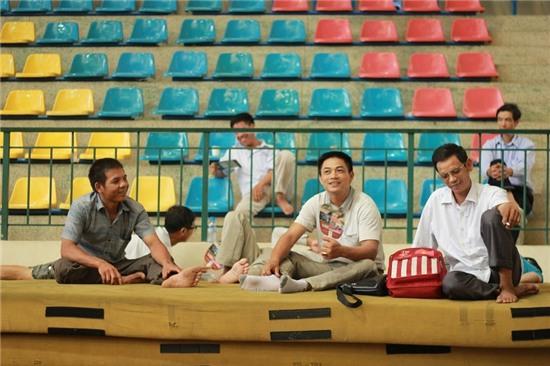 Phụ huynh ngồi chờ con làm bài thi tại nhà thi đấu đa năng ĐH Sư Phạm Hà Nội