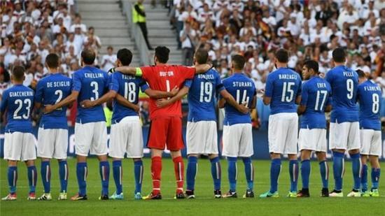 Các cầu thủ thuộc đội bóng quốc gia Ý mặc niệm tưởng nhớ các nạn nhân thiệt mạng ở Bangladesh trước trận đấu với Pháp trong khuôn khổ EURO 2016 ngày 2/7 (Ảnh: AFP) 