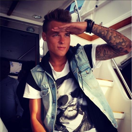 Cuộc sống xa xỉ miễn bàn của chàng tỉ phú điển trai, trẻ thứ 3 thế giới - Ảnh 4.