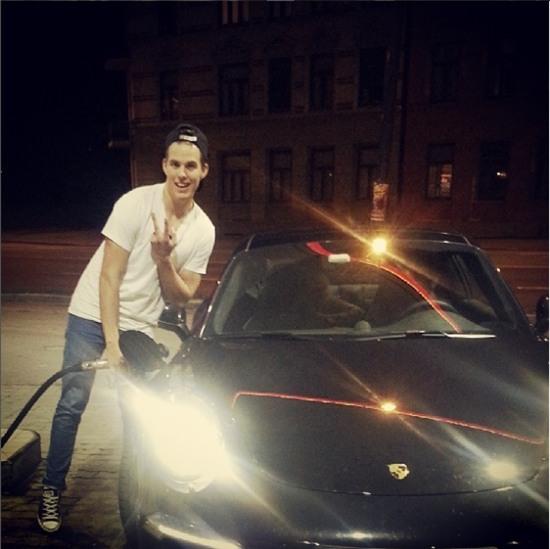 Cuộc sống xa xỉ miễn bàn của chàng tỉ phú điển trai, trẻ thứ 3 thế giới - Ảnh 5.