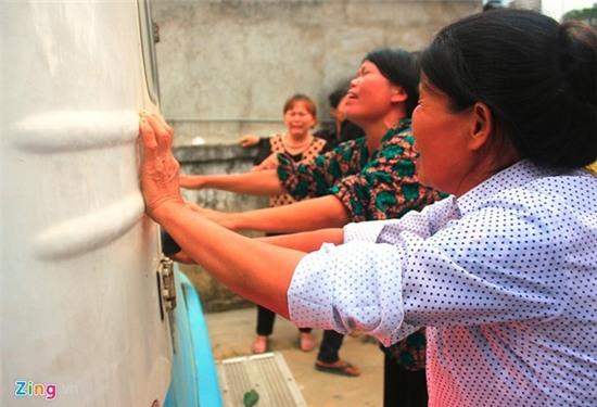 Ban be, nguoi than vat va ben quan tai nu sinh bi lu cuon hinh anh 3