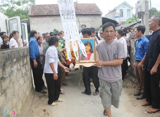 Ban be, nguoi than vat va ben quan tai nu sinh bi lu cuon hinh anh 6