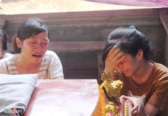 Ban be, nguoi than vat va ben quan tai nu sinh bi lu cuon hinh anh 10