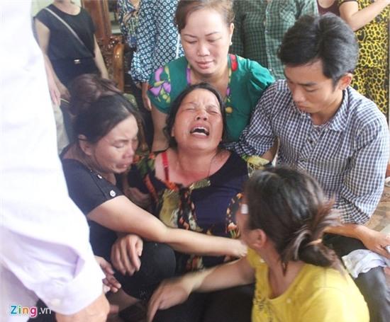 Ban be, nguoi than vat va ben quan tai nu sinh bi lu cuon hinh anh 11