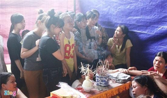 Ban be, nguoi than vat va ben quan tai nu sinh bi lu cuon hinh anh 12