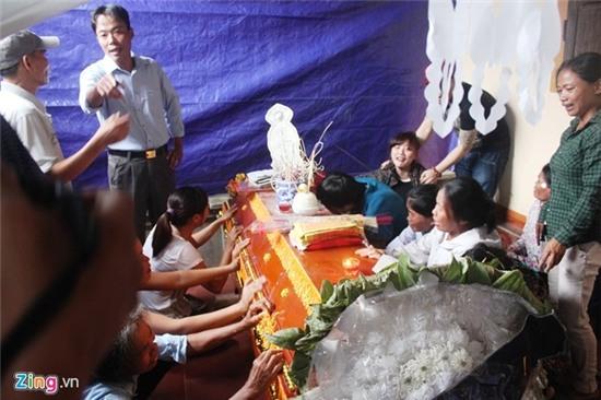 Ban be, nguoi than vat va ben quan tai nu sinh bi lu cuon hinh anh 14