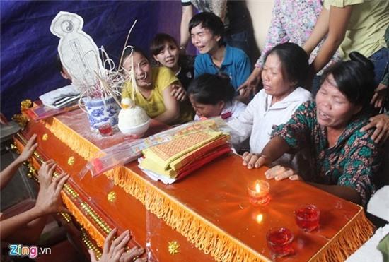 Ban be, nguoi than vat va ben quan tai nu sinh bi lu cuon hinh anh 9