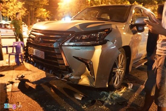 Lexus 570 đâm nát nhiều xe máy, 5 người trọng thương - Ảnh 2.