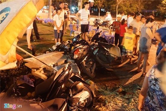 Lexus 570 đâm nát nhiều xe máy, 5 người trọng thương - Ảnh 4.