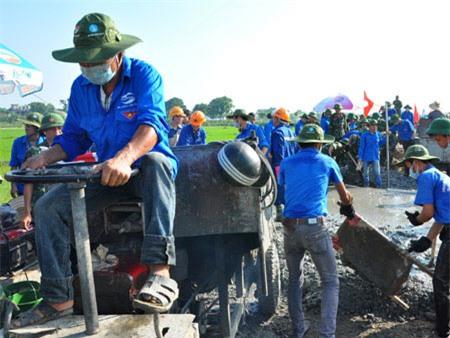 1.000 người làm 350m đường, tốn 1,5 tỷ đồng - 1