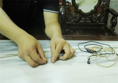 Thi sinh dung tai nghe, cai thiet bi thu phat quanh nguoi hinh anh 1