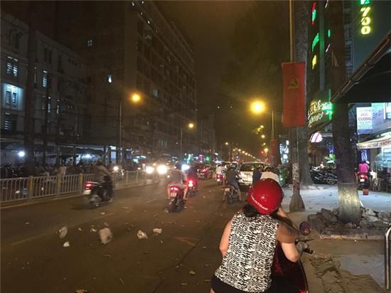 Dông lốc bất ngờ xuất hiện lúc nửa đêm ở Sài Gòn - Ảnh 1.