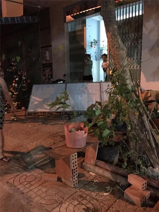 Dông lốc bất ngờ xuất hiện lúc nửa đêm ở Sài Gòn - Ảnh 2.