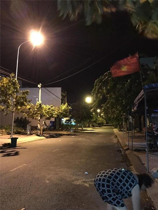 Dông lốc bất ngờ xuất hiện lúc nửa đêm ở Sài Gòn - Ảnh 3.