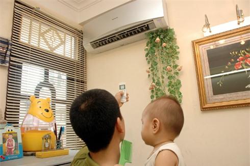 Không chỉ người lớn mà cả trẻ em đã bị liệt mặt, méo miệng, thậm chí đột quỵ, tử vong vì dùng máy lạnh trong nhà và ôtô sai cách.