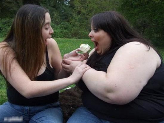 Thôi cô em ăn làm gì, để đấy chị ăn cho.