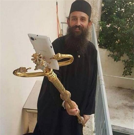 Tránh... tránh ra cho anh chụp ảnh 'tự sướng' nào.