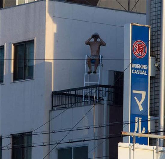 Haha, ngồi trên này ngắm gái cũng hay đấy chứ.