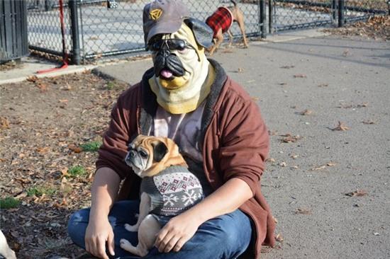 Anh ơi, sao hôm nay công viên vắng vẻ thế nhỉ?