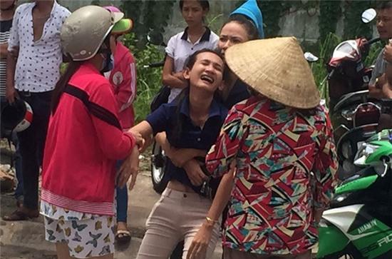 Vợ gào khóc bên thi thể chồng bị xe tải cán ở Sài Gòn - Ảnh 2.