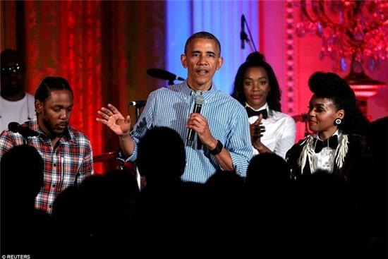 Obama khiến con gái lớn bối rối khi hát mừng sinh nhật cô bé bằng giọng hát... lệch tông - Ảnh 1.
