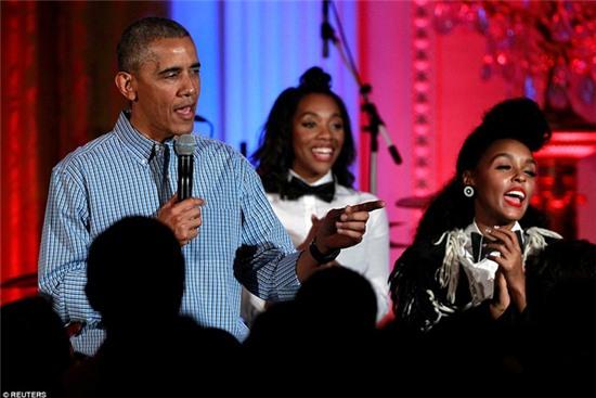 Obama khiến con gái lớn bối rối khi hát mừng sinh nhật cô bé bằng giọng hát... lệch tông - Ảnh 3.
