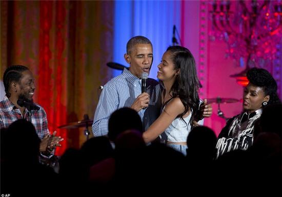 Obama khiến con gái lớn bối rối khi hát mừng sinh nhật cô bé bằng giọng hát... lệch tông - Ảnh 5.