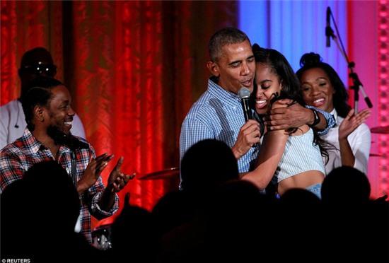 Obama khiến con gái lớn bối rối khi hát mừng sinh nhật cô bé bằng giọng hát... lệch tông - Ảnh 6.