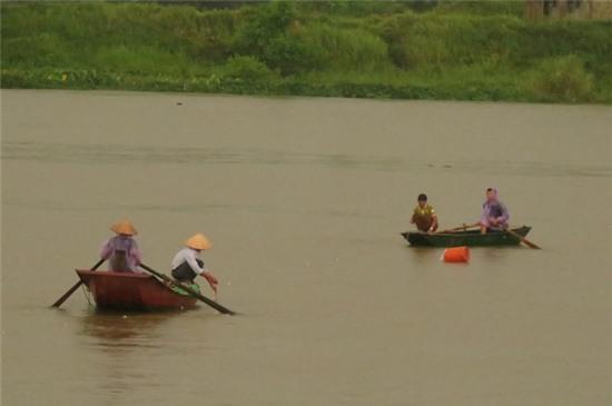 Ky nghi he cuoi cua ca gia dinh tren chiec tau bi dam chim hinh anh 2