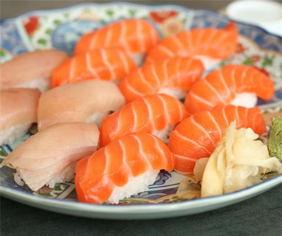 mon-sushi-lay-lung-the-gioi-va-su-ra-doi-tinh-co-1