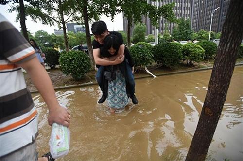 so ban giay, chang trai treo len lung de ban gai cong qua cho loi - 3