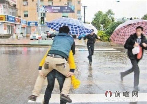 so ban giay, chang trai treo len lung de ban gai cong qua cho loi - 4