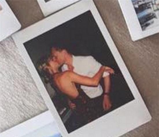 taylor-swift-au-yem-ngoi-tren-dui-tom-hiddleston-2