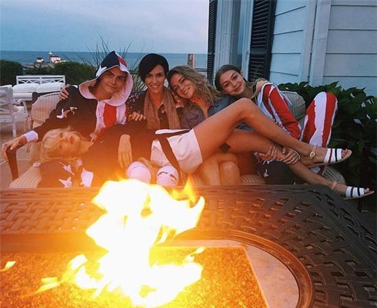 taylor-swift-au-yem-ngoi-tren-dui-tom-hiddleston-10