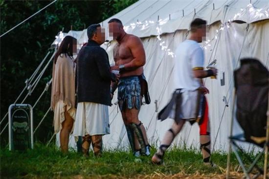 Hình ảnh bên trong lễ hội tình dục ăn chơi trác táng lớn nhất châu Âu - Ảnh 1.