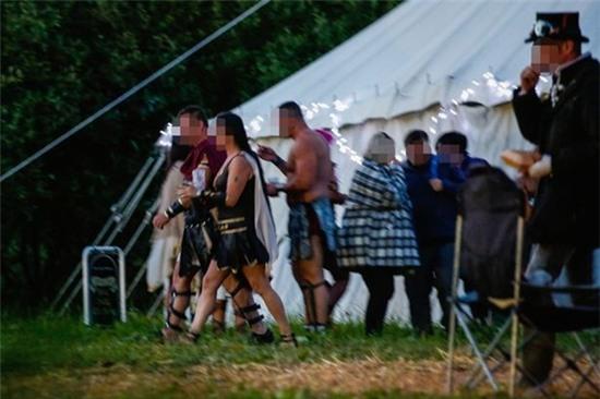 Hình ảnh bên trong lễ hội tình dục ăn chơi trác táng lớn nhất châu Âu - Ảnh 4.