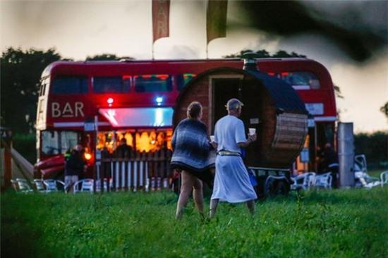 Hình ảnh bên trong lễ hội tình dục ăn chơi trác táng lớn nhất châu Âu - Ảnh 8.