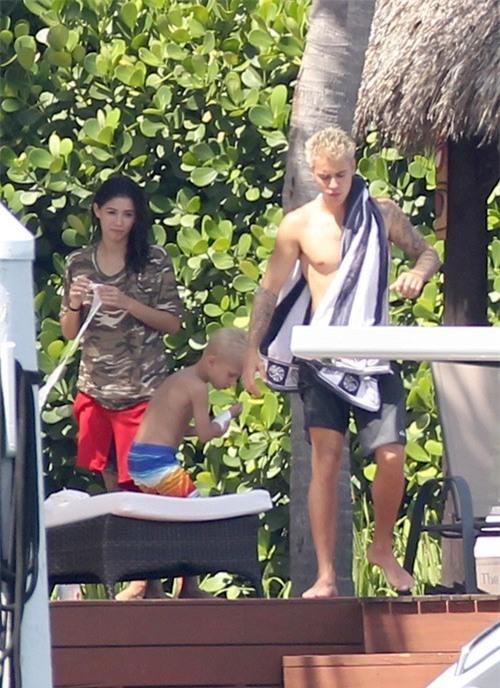 Justin Bieber di nghi cung Hoa hau Trai dat hinh anh 1