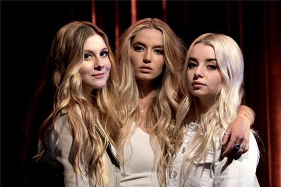 Selena Gomez hon ban dong gioi hinh anh 1