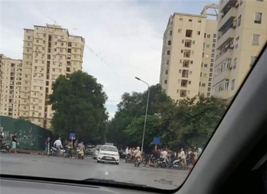 Hà Nội: 40 thanh niên vác dao, kiếm tụ tập giữa phố - Ảnh 1.