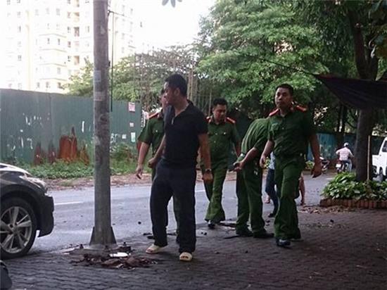 Hà Nội: 40 thanh niên vác dao, kiếm tụ tập giữa phố - Ảnh 2.