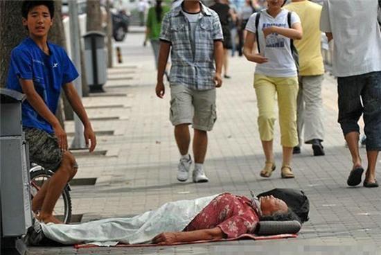 10 mánh khóe lừa đảo vô cùng tinh vi của những thành viên ăn xin hội - Ảnh 1.