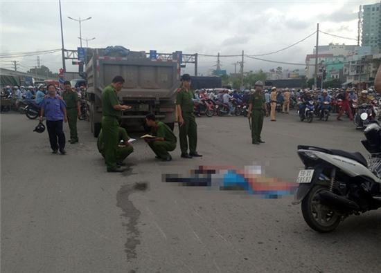 Om 2 con ngat xiu ben thi the chong bi xe tai can o Sai Gon hinh anh 1